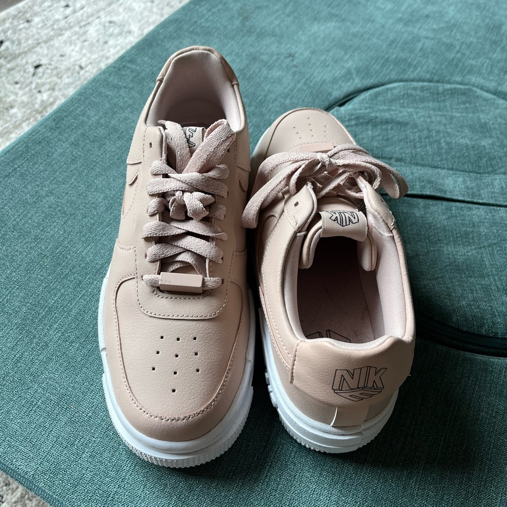 Nike Beige Sneakers